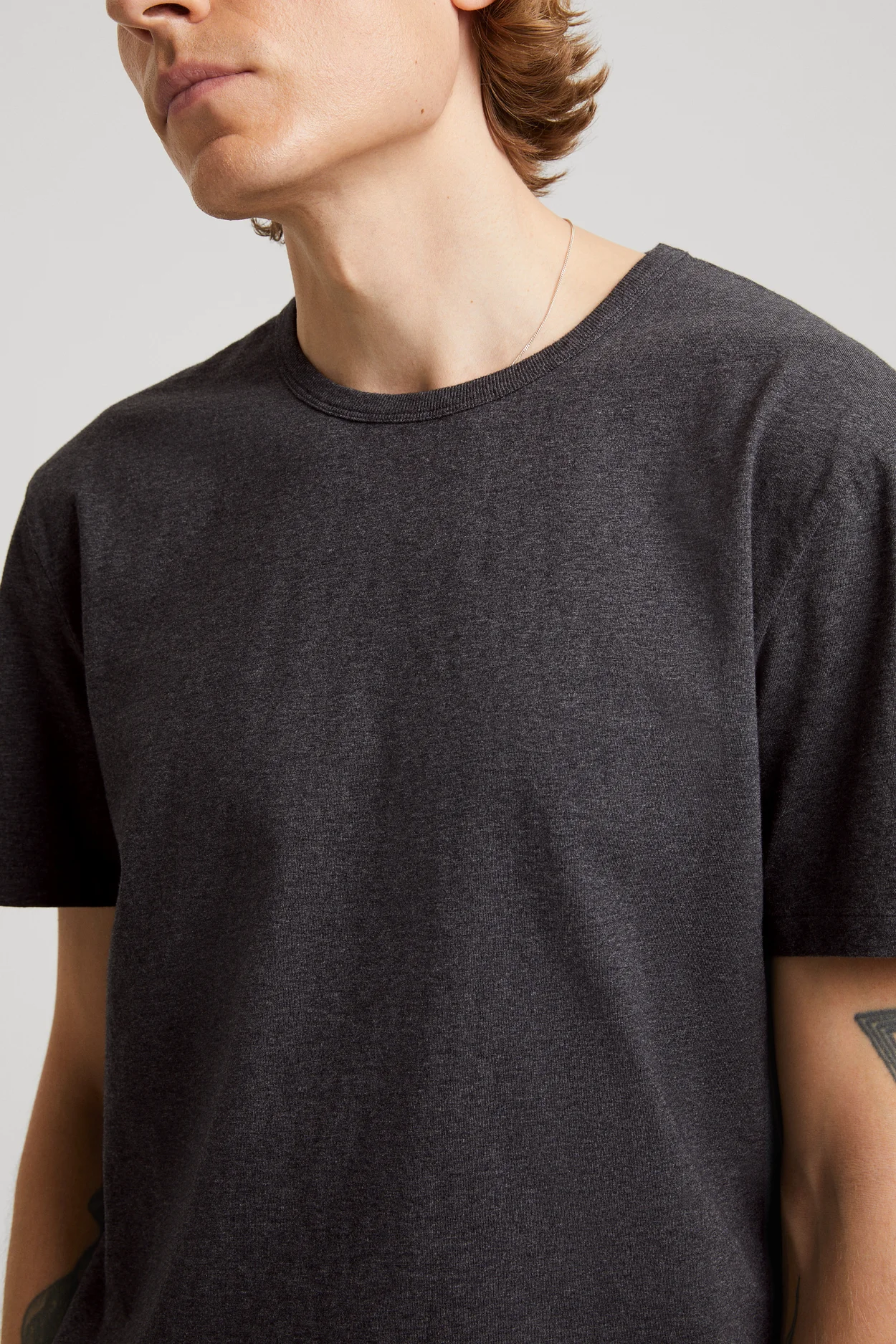 opnåelige metrisk Beskatning Charcoal Melange T-Shirt | Premium Heavyweight Cotton Crewneck - ASKET